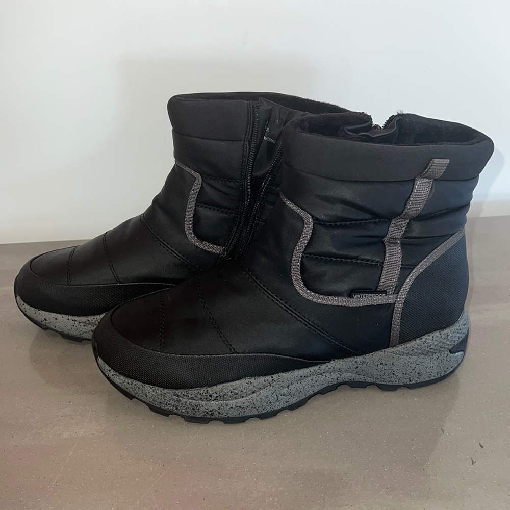 BareTraps Black insulated/waterproof boot